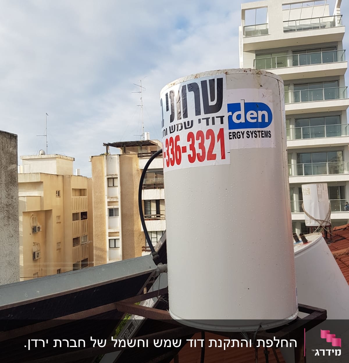 דוד שמש לבן עם צינורות על גג רעפים